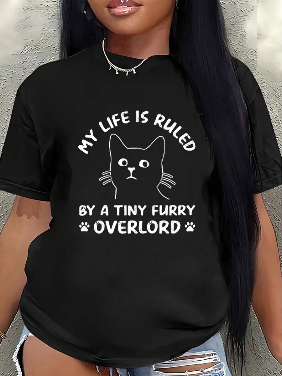 Short-Sleeved Polyester T-Shirt Printed With The Design "My Life Is Ruled By A Small, Furry Tyrant Cat." Lightweight And Durable, It's Suitable For Home, The Office, Or Casual Wear At A Coffee Shop. The Printed Fabric Is A Perfect Choice For Cat Lovers. Women's Casual Blouse - 黑色 - 查看 1