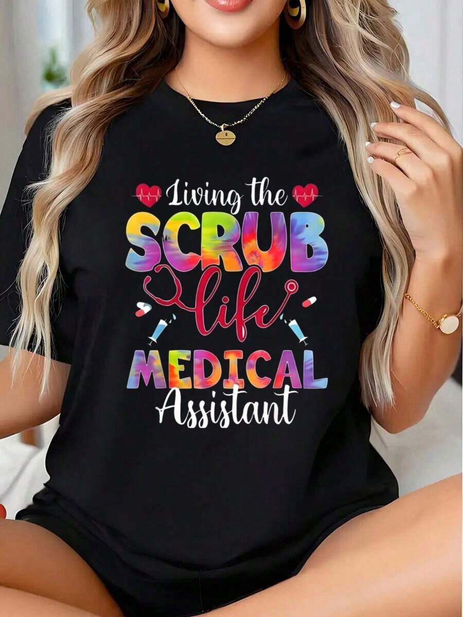 "Living The Scrub Life" Medical Assistant T-Shirt For Healthcare Professionals With Stethoscope And Syringe Design, Perfect For Medical Assistants, Nurses And Healthcare Workers - Vintage Urban Style, Unisex, Cotton, Short Sleeve, Crew Neck, 100% Cotton - 黑色 - 查看 1