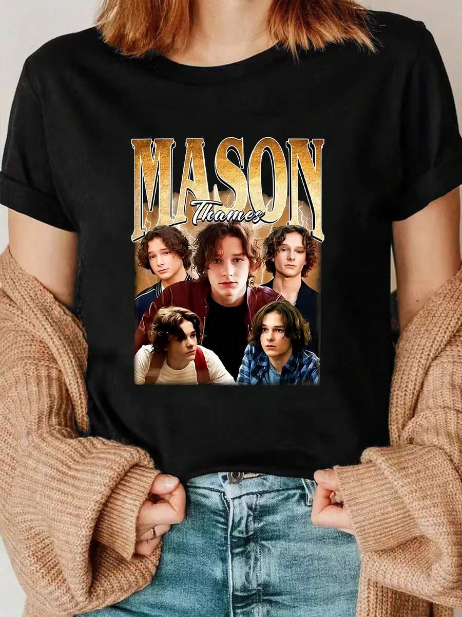 Camiseta Casual con Gráficos Temáticos de Mason Thames - Camiseta de Manga Corta con Cuello Redondo para Mujer, Mezcla de Poliéster Suave, Corte Holgado, Esencial de Moda, 100% Algodón, Duradera - Negro - Ver 1