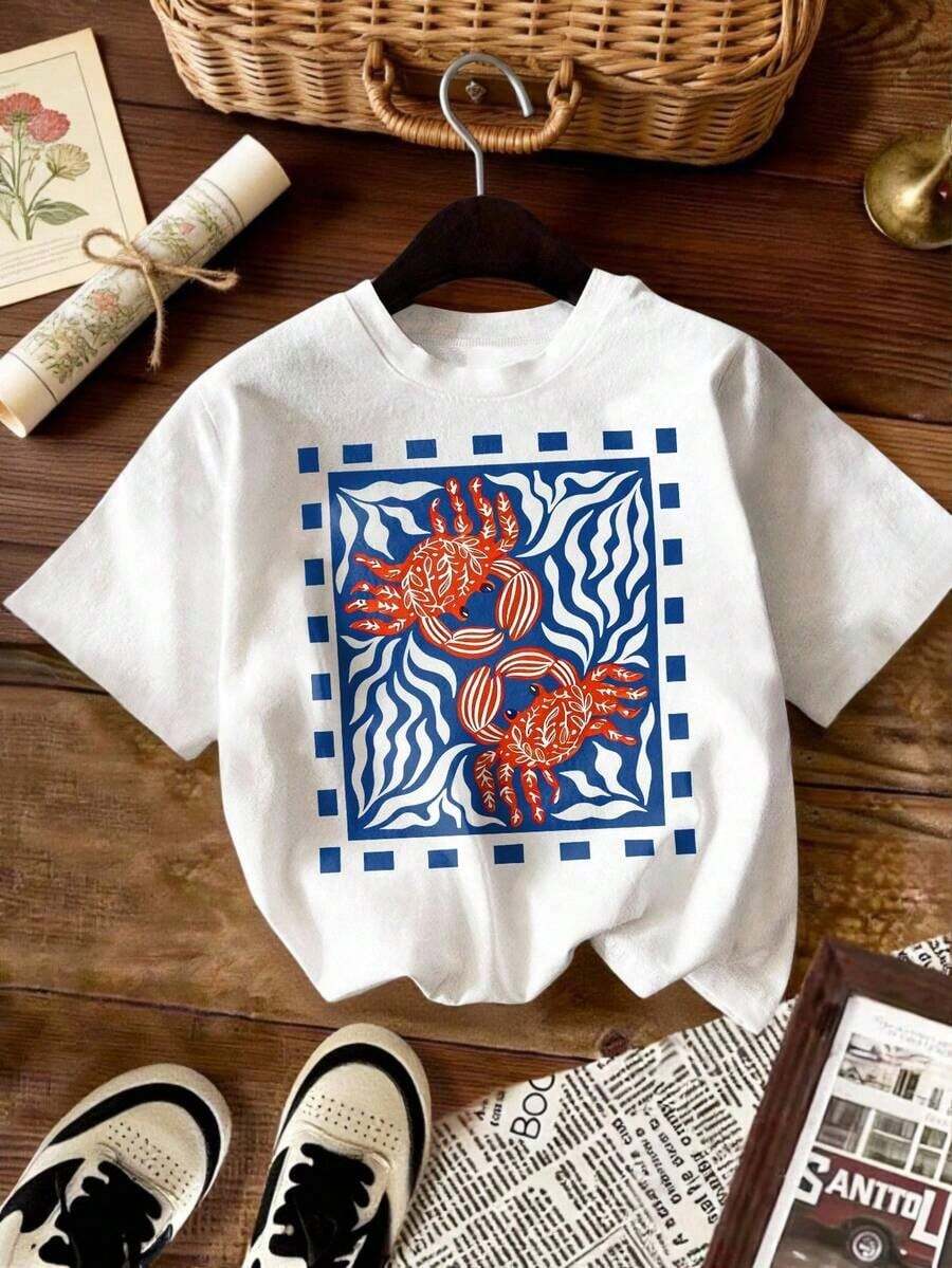 Elegant Plus-Size T-Shirt With Regular Sleeves And A Round Neck, Featuring A Crab Print Design. Made Of High-Stretch Fabric, This Women's Regular-Length T-Shirt Is Perfect For A Casual Summer Look. It's A Stylish Urban Vintage Style, Unisex, Loose-Fitting, Cotton Blouse With Short Sleeves And A Round Neck. - 白色 - 查看 1
