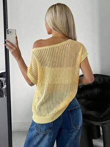 Jersey informal asimétrico de manga corta y hombros descubiertos con escote transparente en color negro - amarillo ganso - Ver 2