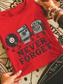 Plus Size Women's Clothing, 90s Retro T-Shirt - Nostalgic Pop Culture Themed T-Shirt With Cassette Tape And Floppy Disk Prints, White Retro TV And Movie Themed Top, Machine Washable, Casual Style, Crew Neck, Regular Fit, Local Delivery. - 紅色 - 查看 7