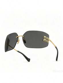 Miu Miu 無框時尚方形眼鏡，適合女性與男性，結合風格與實用性。優雅的金屬色鏡框配有品牌標誌，深灰色鏡片。無框設計輕巧時尚。無論是海灘度假還是日常通勤，都能輕鬆提升您的穿搭並展現您的個性。 - 黑色 - 查看 10