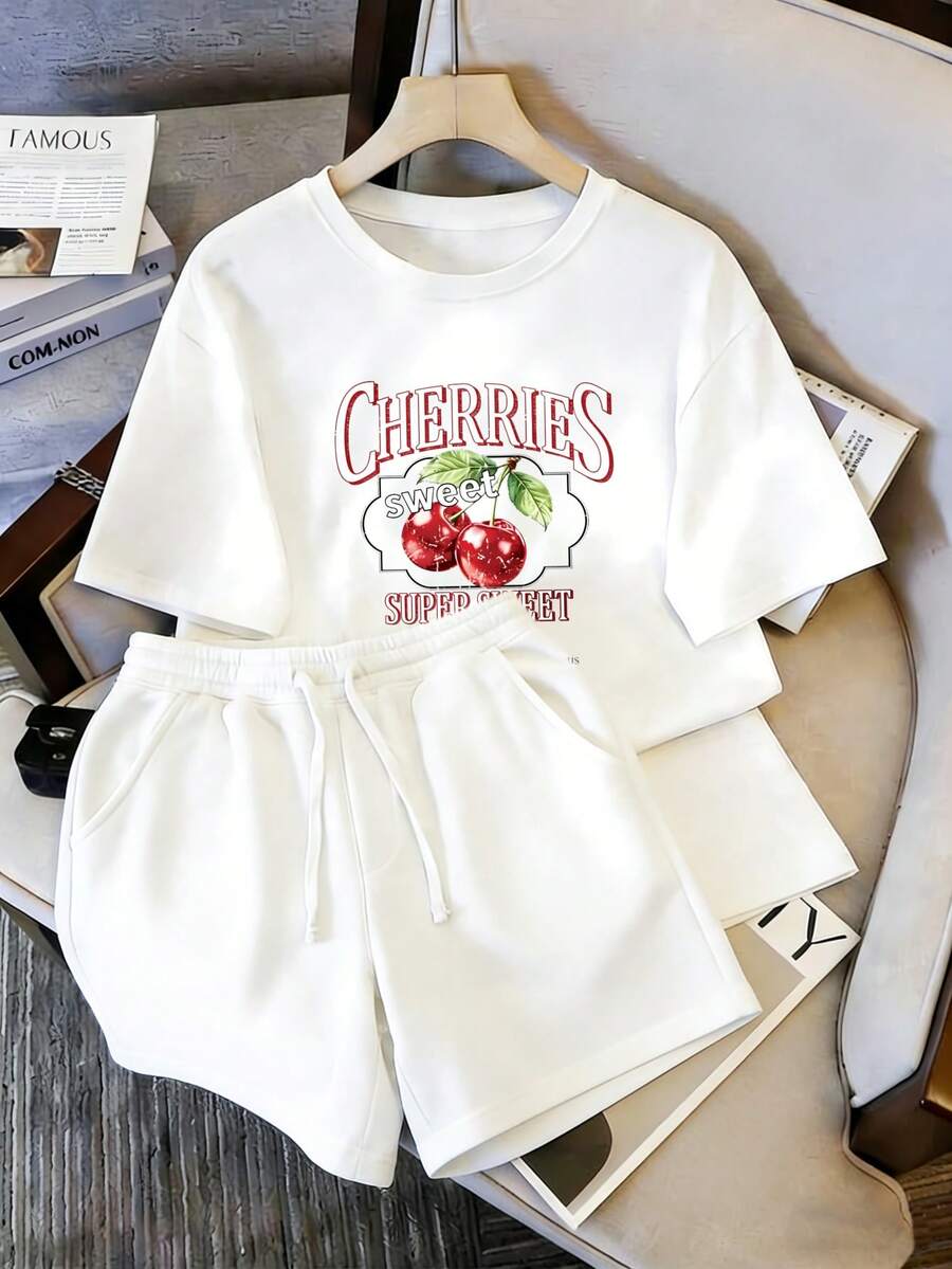 Conjunto de dos piezas para mujer, blusa con letras rojas CHERRIES y dos cerezas con palabra SWEET, estilo fresco y dulce - Camiseta blanca + pantalones cortos blancos - Ver 1
