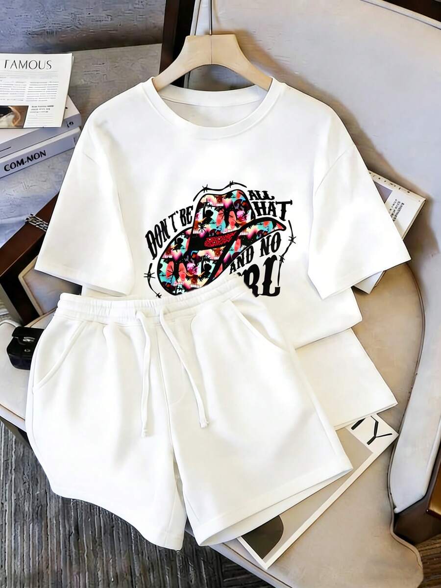 Conjunto de playera y shorts para mujer, estampado de sombrero vaquero con flores coloridas, con letras artísticas "DON'T BE ALL HAT", conjunto casual de estilo retro americano. - Camiseta blanca + pantalones cortos blancos - Ver 1