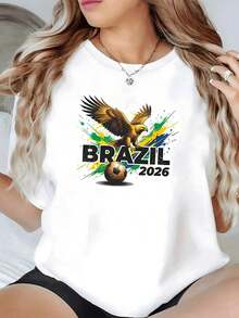 Águila dorada volando sobre un balón de fútbol con colores vibrantes verde azul y amarillo que evocan la energía de Brasil 2026 camiseta de mujer casual moderna y cómoda para amantes del deporte - Blanco - Ver 7