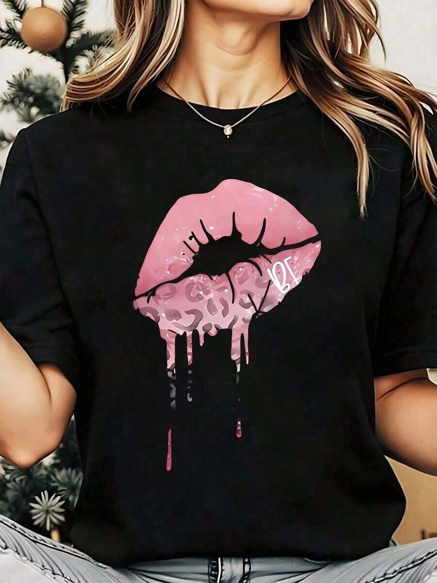 Women's T-Shirt With A Graphic Design Featuring A Lip Print And Dripping Effect. Artistic Style, Casual Garment For A Modern And Bold Everyday Look, Perfect For Parties, Casual Outings, And Urban Style. Bestselling T-Shirt. - 黑色 - 查看 1