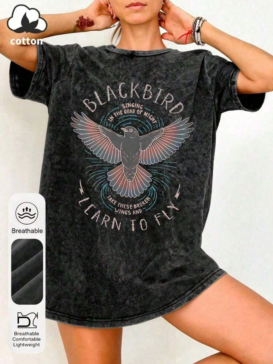 Camiseta casual de verano para mujer de talla grande con estampado de pájaro negro de cuello redondo y manga corta, Parte superior de mujer con estampado de banda de rock antigua, Ropa de verano para mujer con estampado de letra de los Beatles 2026, Ropa de fiesta cómoda para familia con estampado de pájaro y alas de colores. - Negro - Ver 1