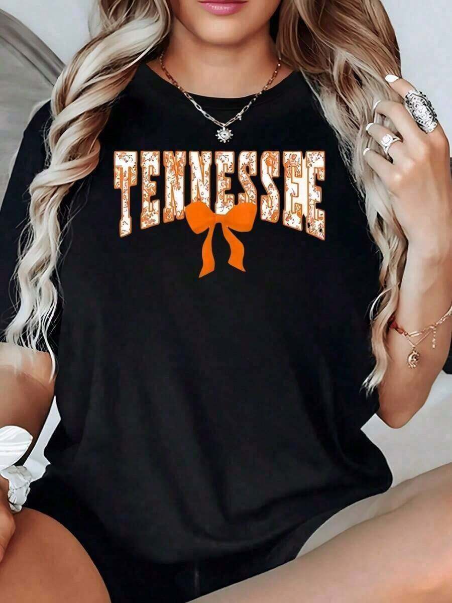 SimpleAndVersatileDesign 1-Piece Tennessee Bow Graphic Print T-Shirt, Letter Design, Women's Vintage Casual Style, Crew Neck - Urban Vintage Style, Unisex, Loose Fit Short Sleeve Crew Neck Cotton T-Shirt. Cotton T-Shirt - 黑色 - 查看 1