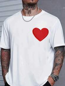 Camiseta de manga corta para hombre, de cuello redondo, moderna y casual, decorada con un patrón de corazón rojo, estilo urbano para hombres adultos, adecuada para uso diario casual y combinaciones de moda de verano. - Blanco - Ver 8