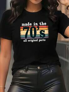 Camiseta Retro para Mujer - Camiseta Negra de Manga Corta para Mujer - 'Hecha en los 70', Fondo a Rayas Multicolor, Estilo Retro, Corte Holgado, Ropa Casual, Perfecta para Moda Diaria y al Aire Libre, Accesorios Dorados a la Moda - Negro - Ver 1