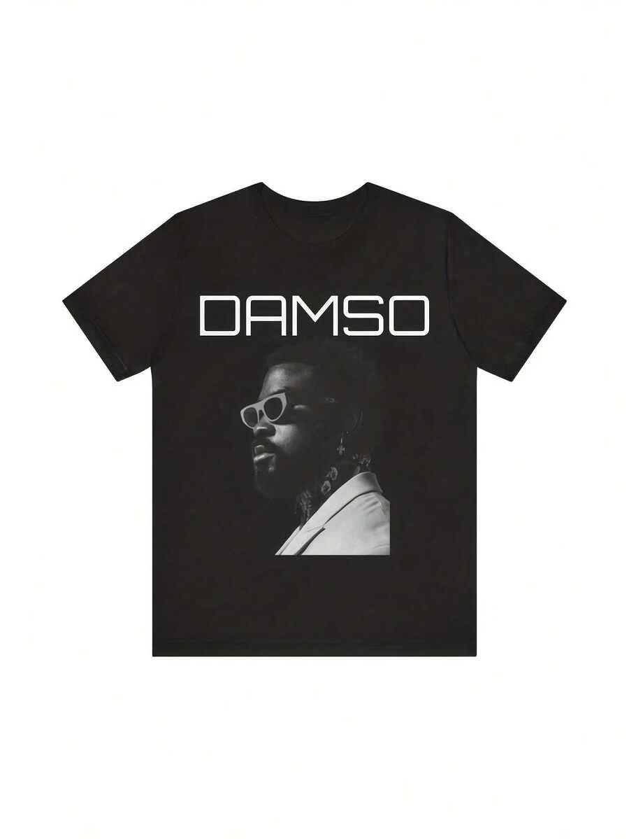 Nueva Camiseta Damso French Rap para Hombre 2026 - Esta camiseta casual de manga corta y cuello redondo presenta el icónico logotipo y el retrato del artista, adecuada para todas las estaciones, incluyendo conciertos, deportes y ocasiones informales. Es ideal para el estilo urbano, la moda moderna, actividades al aire libre, atuendos de vacaciones, ropa para climas cálidos, ropa casual de verano, atuendos de fiesta, ideal para fiestas y vacaciones familiares, y para uso diario. - Negro - Ver 1