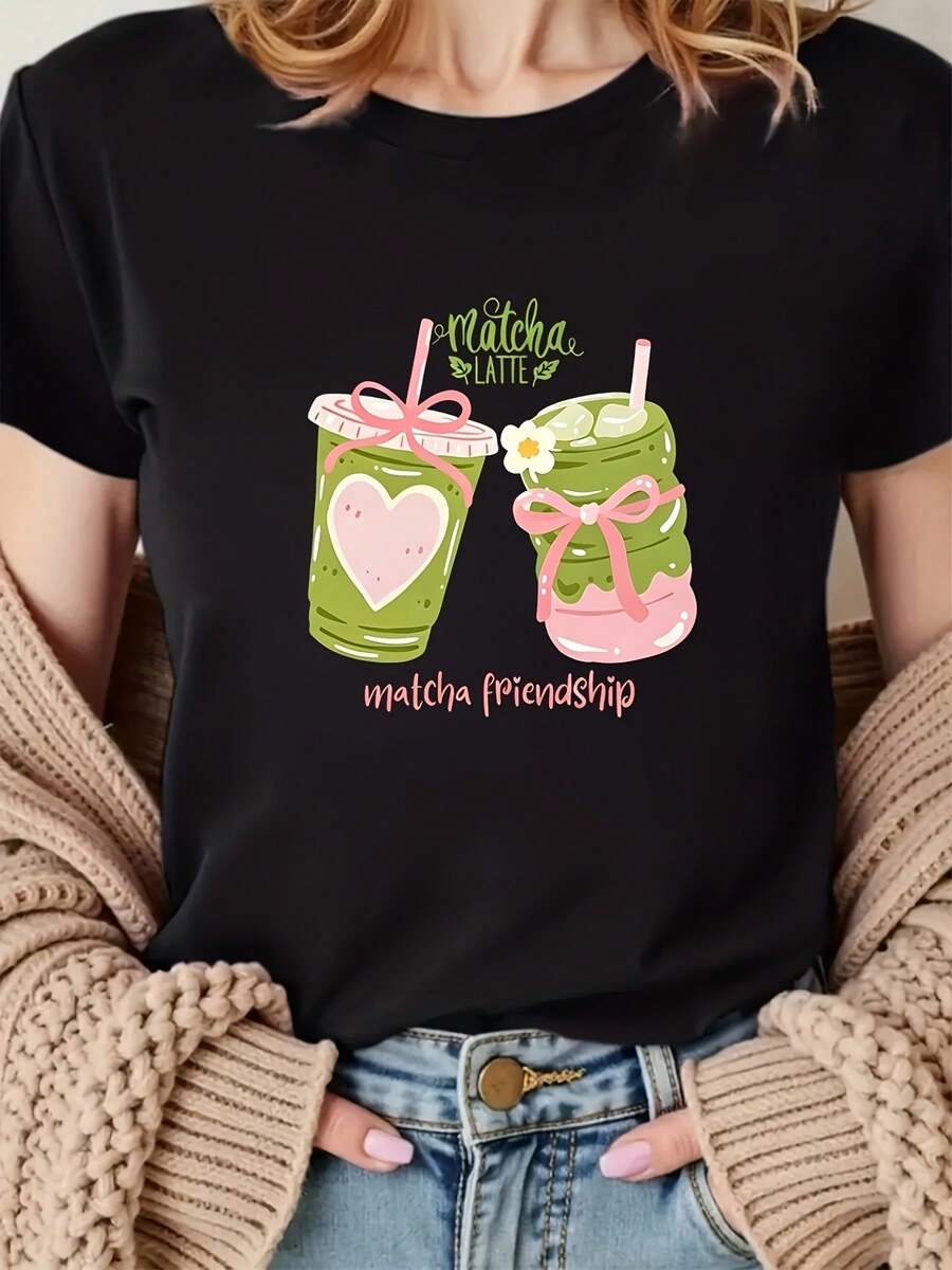 Ropa de verano para mujer de diseño simple y versátil, camiseta exclusiva para amantes del matcha, top de manga corta con estampado de bebida pintado a mano "Amistad Matcha", top de manga corta holgado y casual estilo vacaciones de verano en la playa, top versátil estilo callejero de verano, camiseta casual versátil y adelgazante, top de manga corta con cuello redondo de estilo simple y versátil, camiseta de algodón lavable a máquina. - Negro - Ver 1