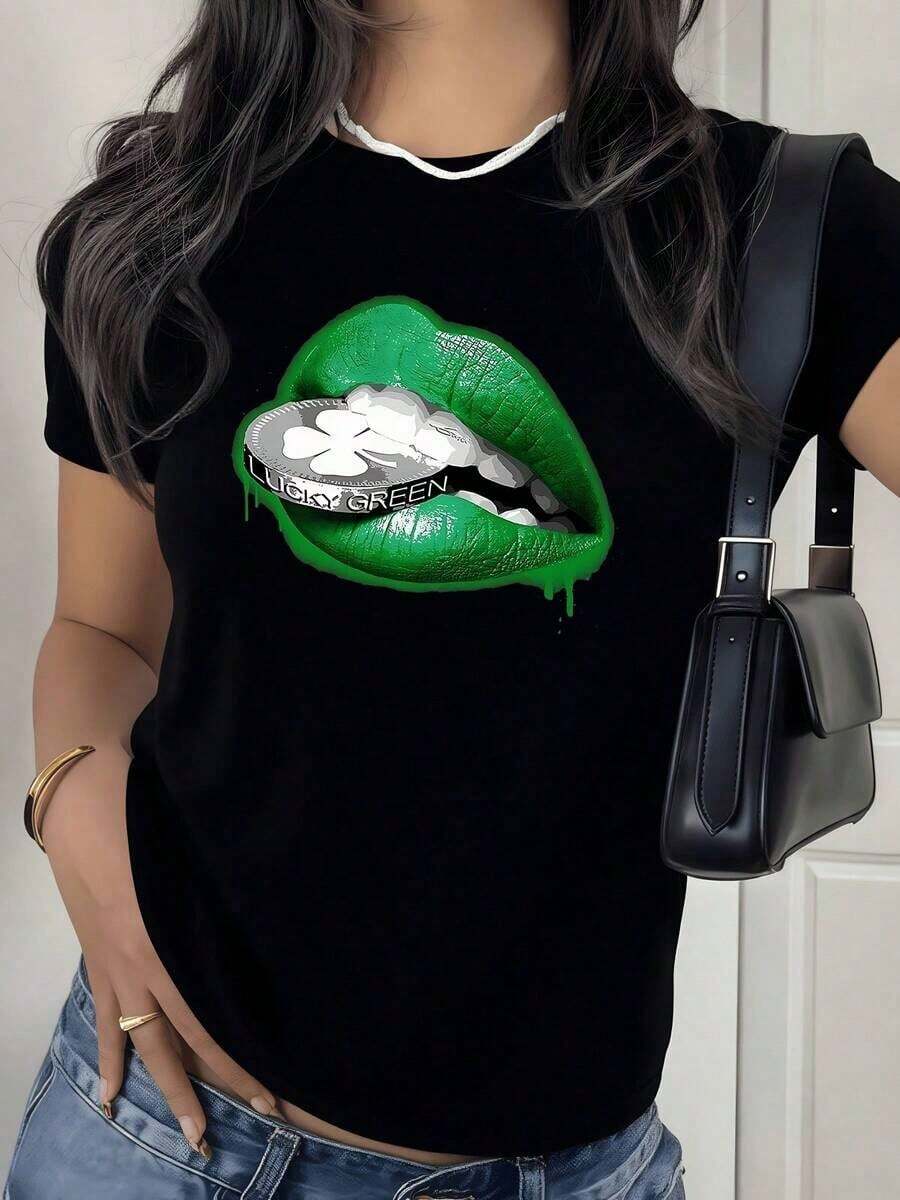 100% Cotton. Bright Green Lips Holding A Silver Coin With A Clover Symbolizing Luck, Fortune, And Positive Energy. Women's T-Shirt, 100% Cotton, Casual, Modern. Women's Simple Solid Color T-Shirt, Loose And Slim Fit, Casual Short Sleeve - 黑色 - 查看 1