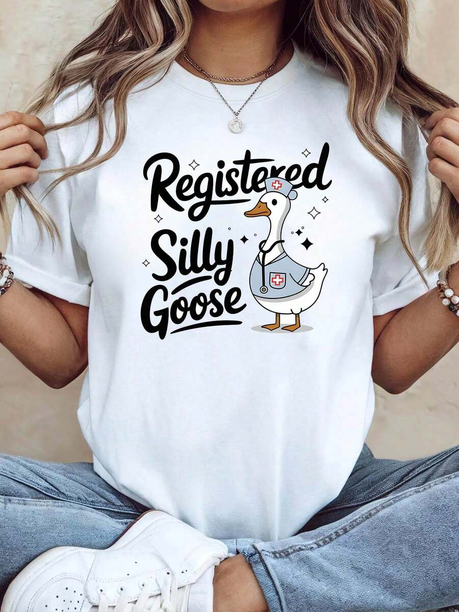 Camiseta de Mujer "Registered Silly Goose" - Camiseta Divertida con Estampado de Ganso de Dibujos Animados, Manga Corta Casual, en Blanco y Negro, Linda y Original, Adecuada para el Uso Diario de Profesionales de la Salud. - Blanco - Ver 1