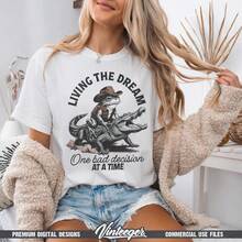 Diseño digital occidental divertido - Estampado sarcástico para camiseta - Viviendo el sueño - Gráfico de sublimación de vaquero divertido - Estampado humorístico para camiseta - Blanco - Ver 1