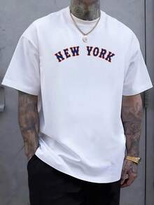 Large Lettering With The Word New York Symbolizing Urban Energy, Freedom, And The Vibrant Spirit Of A City That Never Sleeps, Inspiring Confidence And Movement. A Modern, Comfortable Men's T-Shirt For Everyday Wear And Casual Moments. - 白色 - 查看 1