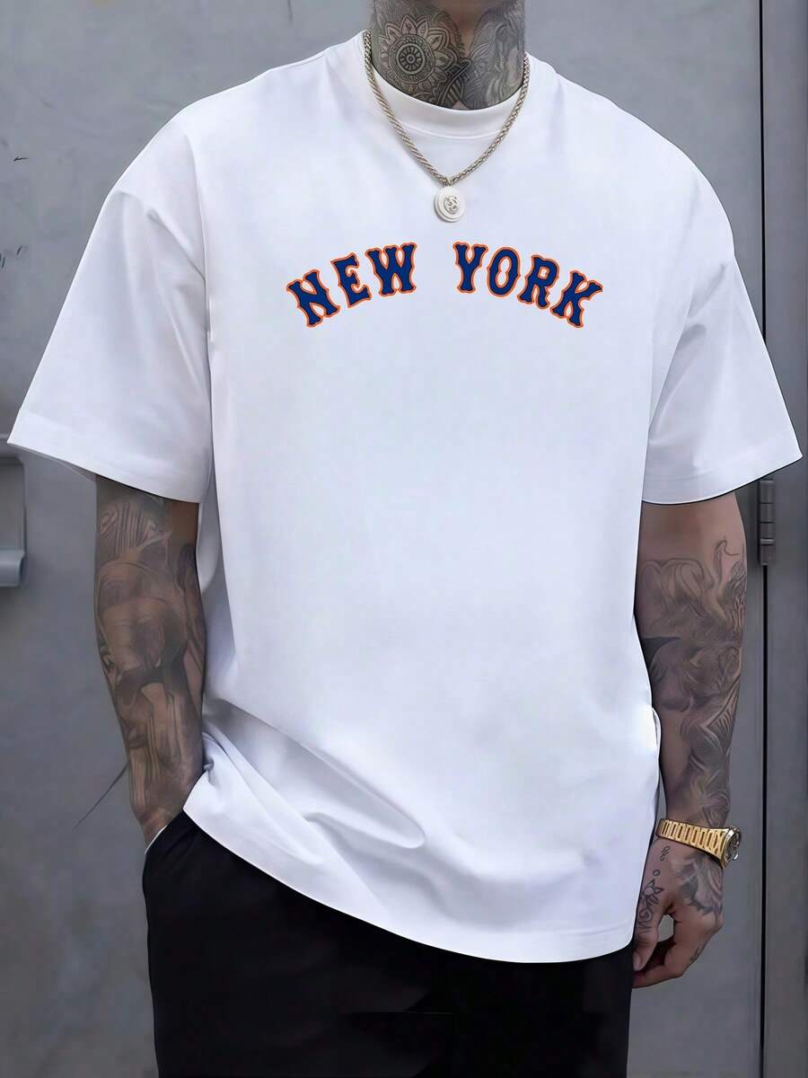 Large Lettering With The Word New York Symbolizing Urban Energy, Freedom, And The Vibrant Spirit Of A City That Never Sleeps, Inspiring Confidence And Movement. A Modern, Comfortable Men's T-Shirt For Everyday Wear And Casual Moments. - 白色 - 查看 1
