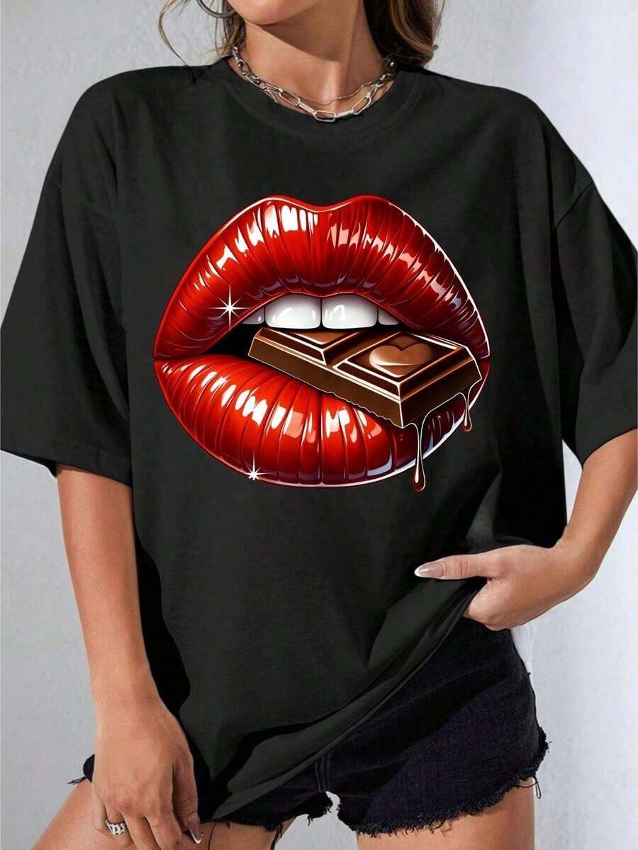 GiftGirl's Women's Plus Size White T-Shirt With Red Lips And Chocolate Bar Print, Casual Summer Top For Outdoor Parties, Soft Printed T-Shirt - 黑色 - 查看 1