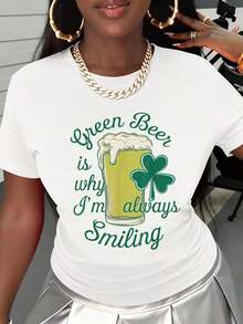 Camiseta del Día de San Patricio Blanca y Verde con Estampado de Trébol y Vaso de Cerveza: "La Cerveza es la Razón por la que Siempre Estoy Sonriendo" para la Celebración del Día de San Patricio - Blanco - Ver 2