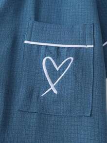 Conjunto de pijama de 2 piezas con top de manga corta con botones y shorts con lazo, de unicolor con detalles contrastantes en el cuello, bolsillo y decoración de corazón, adecuado para uso en casa - Azul - Ver 4