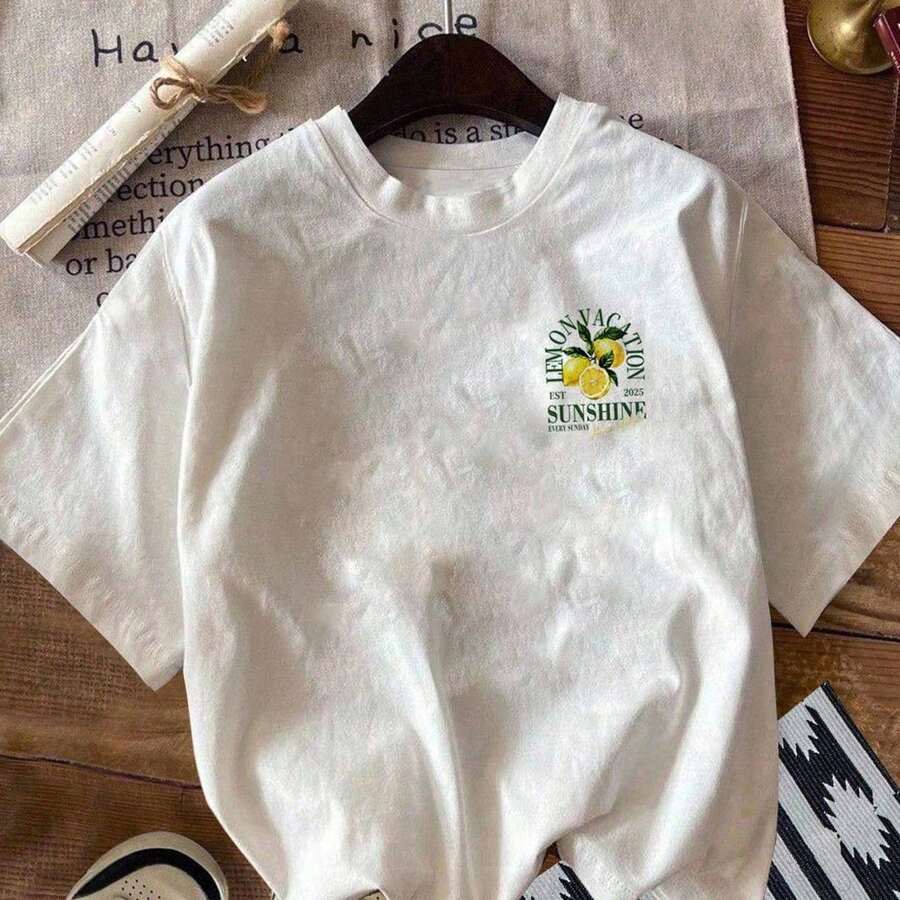 Camiseta para Mujer con Estampado de Letra "C" y Texto Dorado, Manga Corta - Blanco - Ver 1