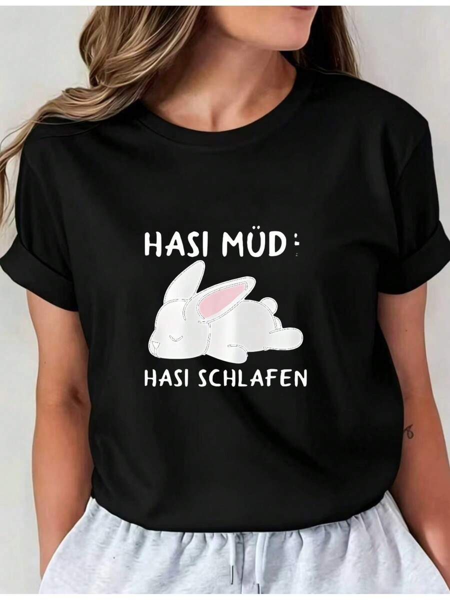 Camiseta Estampada para Mujer - Camiseta Casual de Manga Corta y Cuello Redondo en Negro con Gráfico de Conejo de Dibujos Animados y Texto Blanco. Con un Corte Relajado para Todas las Estaciones, Perfecta para el Uso Diario y Atuendos de Vacaciones (Lavable aáquina). - Negro - Ver 1
