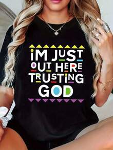 Camiseta de manga corta para mujer con estampado "I'm Just Out Here Trusting God", patrones geométricos coloridos, blanca, casual, de cuello redondo, lavable a máquina, cómoda para todas las estaciones, camiseta religiosa con estampado vibrante, corte regular. - Negro - Ver 1