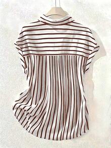 Camisa de manga corta de un solo pecho con hombros caídos y diseño a rayas de moda de verano, cierre delantero de botones de color contrastante de poliéster, diseño corto por delante y largo por detrás - Rayas marrones - Ver 5