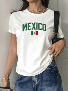 La imagen muestra la palabra MEXICO acompa? por la bandera nacional simbolizando orgullo identidad y amor por la cultura mexicana camiseta de mujer 100% algodón suave y cómoda ideal para uso diario - Negro - Ver 1