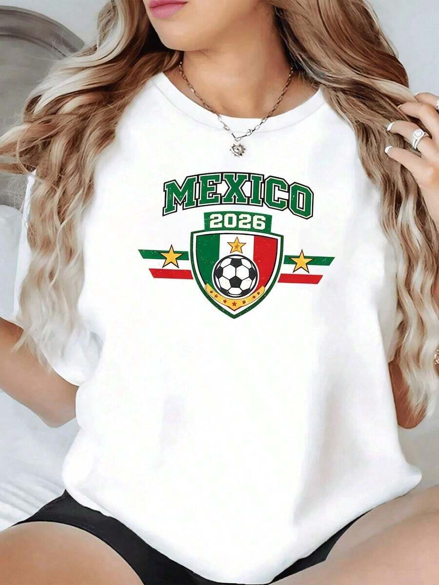 A Shield With A Soccer Ball Surrounded By Stars Represents Mexico's Passion For The Sport On The Road To The 2026 World Cup Tournament. The Shirt Features Green, White, And Red Colors. It's A Comfortable And Modern Casual Women's T-Shirt. - 白色的 - 查看 1