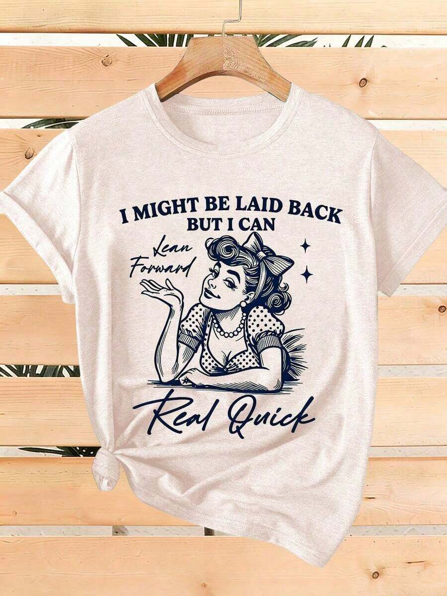 Women's ClassicELYSIAN WEAR T-Shirt, Casual Loose Fit, Crew Neck, Short Sleeve, Graphic Print With Funny Phrase: I May Be Laid-Back, But I Can Bend Forward In An Instant. For Everyday Wear, Comfortable, Made Of A Soft Cotton Blend, Suitable For Women Who Love Humor And Relaxed Style. Summer T-Shirt. - 杏子 2 - 查看 1