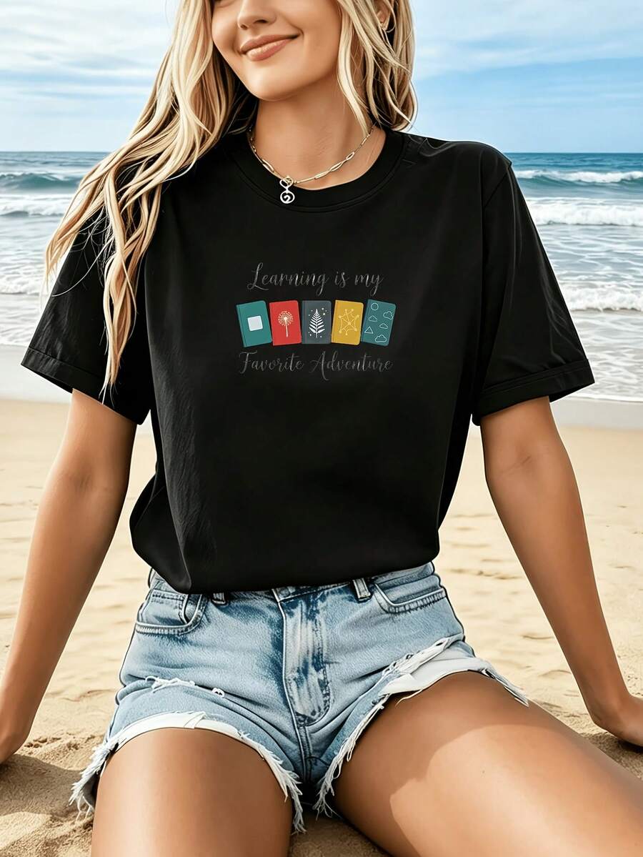 Camiseta Estampada para Mujer Aventura del Viajero - Camiseta Casual de Manga Corta y Cuello Redondo, Corte Relajado para Todas las Estaciones, Perfecta para Uso Diario y Atuendos de Vacaciones, Combinada con Pantalones Cortos de Mezclilla en un Entorno Playero, Lavable aáquina. - Negro - Ver 1