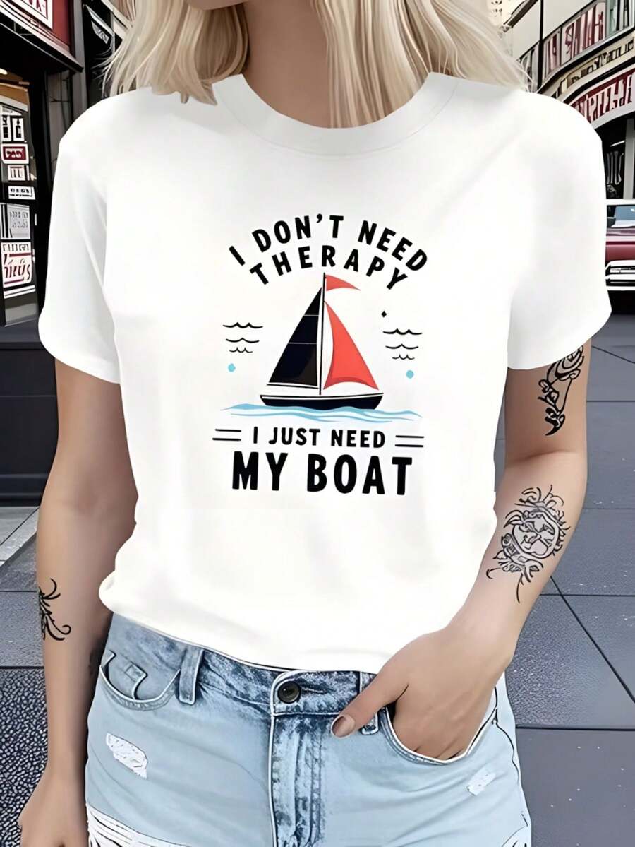 Women's T-Shirt With The Phrase "I Don't Need Therapy, I Just Need My Boat", Red And Black Sailboat, Blue Waves And Black Letters, Casual Nautical Design - 白色 - 查看 1