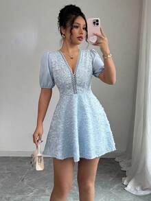 Vestido corto verano 2026 estilo francés europeo, cuello V, manga abullonada, cintura alta con lazos, tejido jacquard, corte A - Azul - Ver 1
