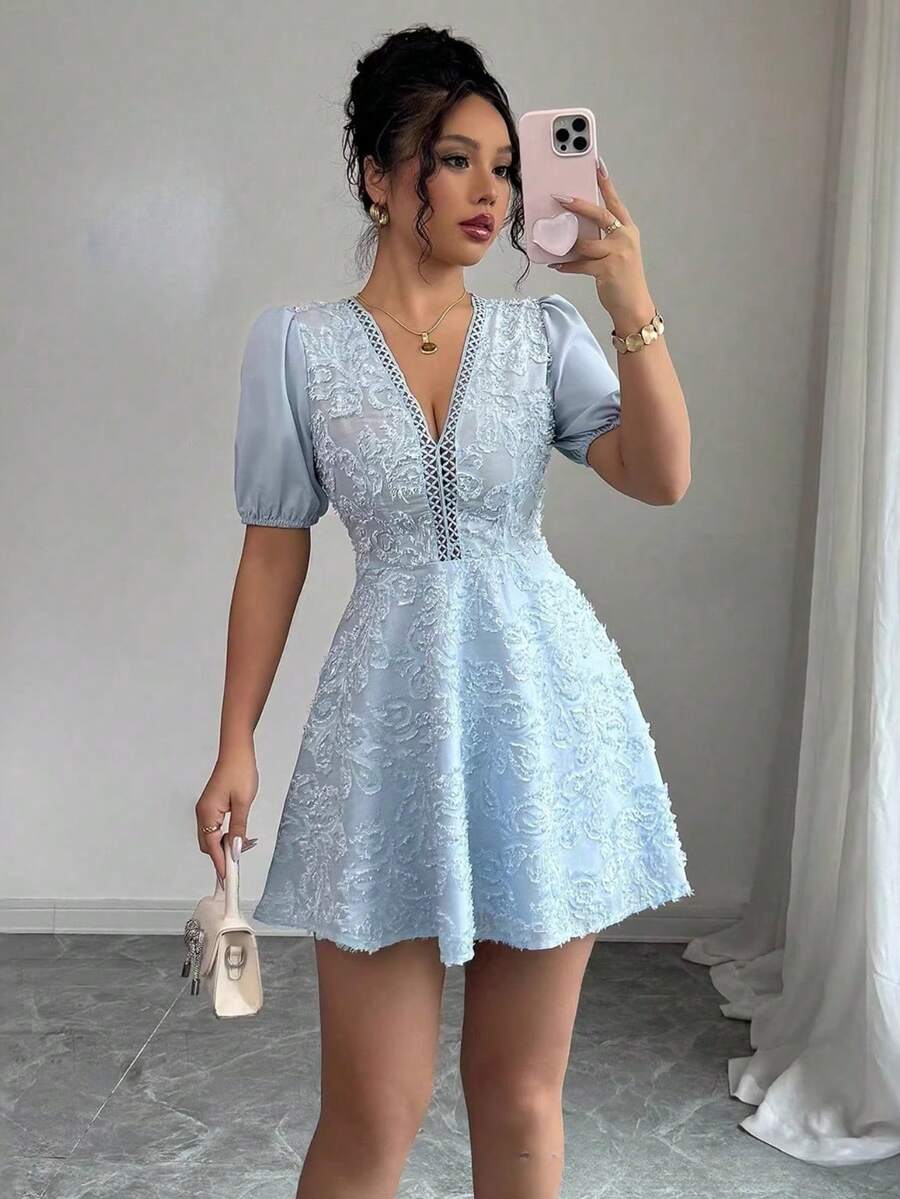 Vestido corto verano 2026 estilo francés europeo, cuello V, manga abullonada, cintura alta con lazos, tejido jacquard, corte A - Azul - Ver 1