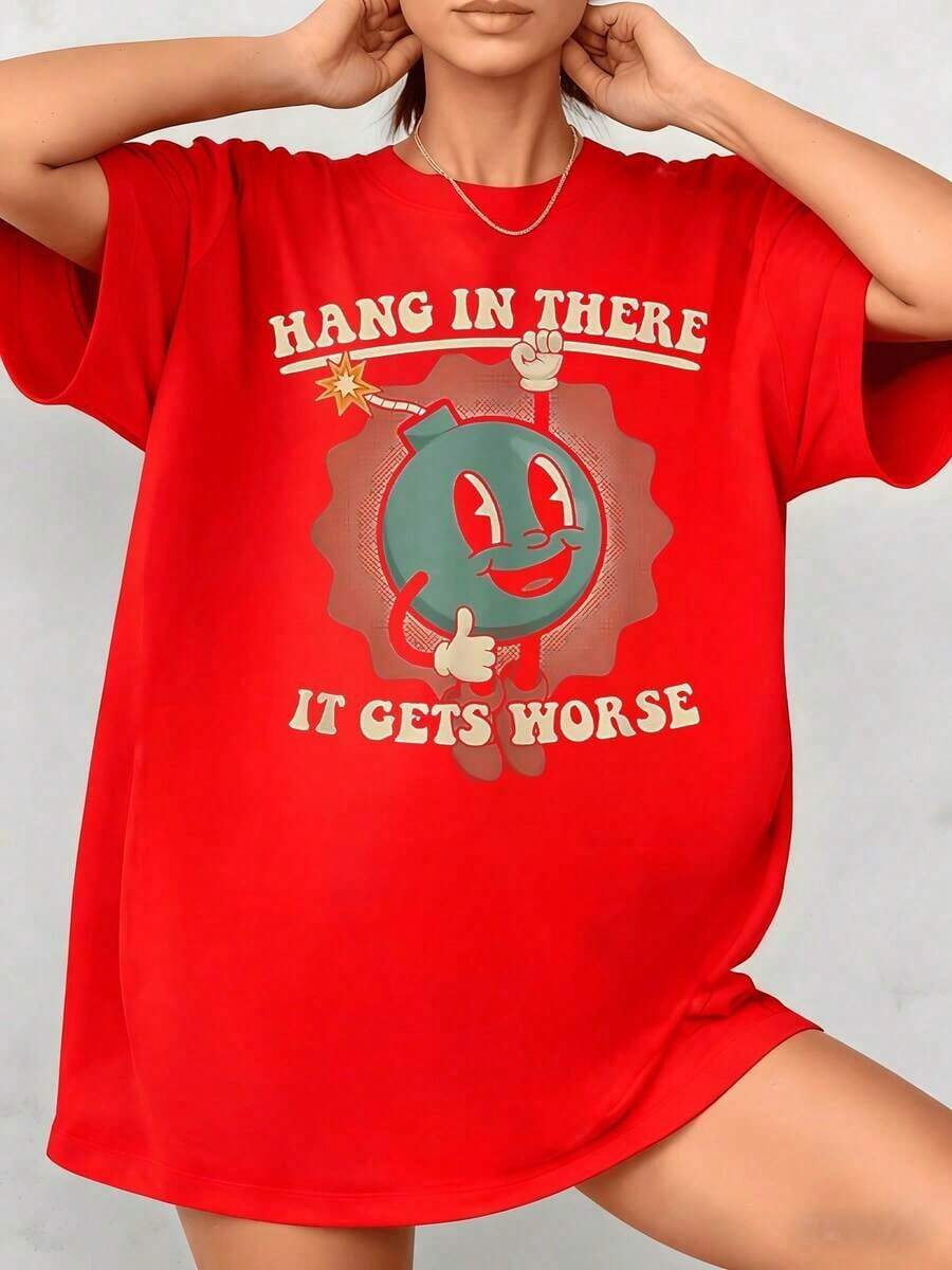 SimpieAndVersatileDesignBomba caricaturesca verde con rostro sonriente y mecha encendida transmitiendo un mensaje irónico sobre afrontar la adversidad camiseta de mujerCottonT-Shirt - Rojo - Ver 1