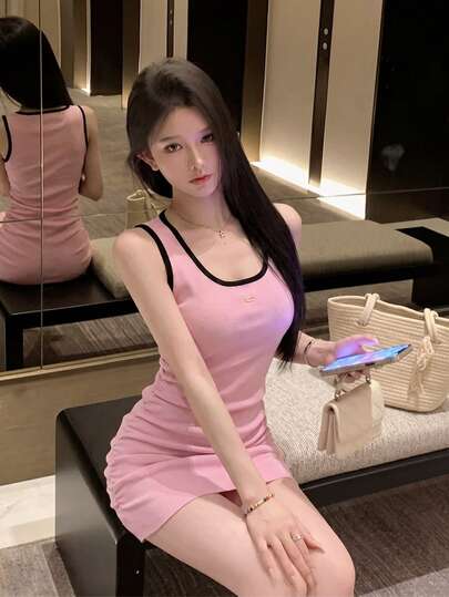 女士无袖粉色针织修身毛衣连衣裙，短款，褶皱细节和撞色滚边，收腰设计，适合日常穿着