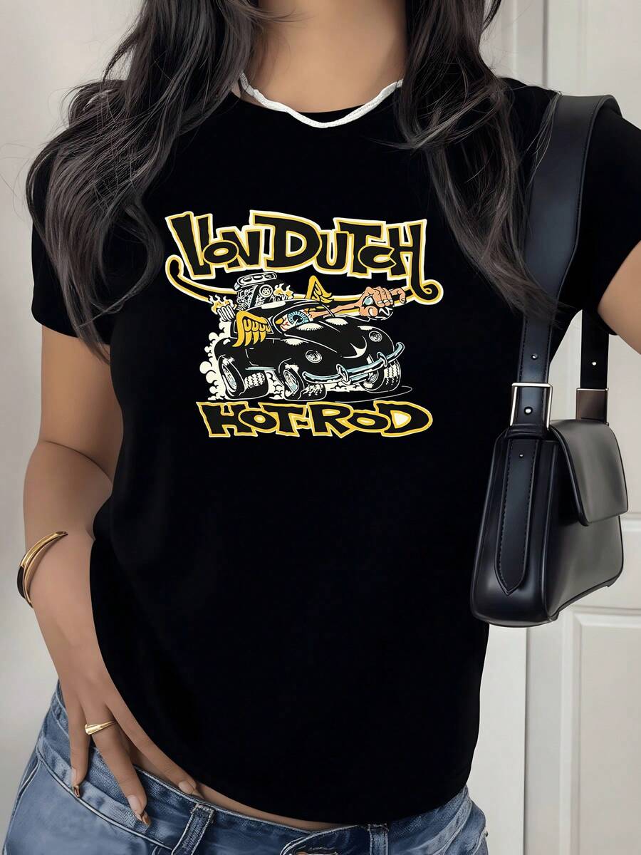 A Classic Car Figure Driven By A Rebellious Character Wearing A Helmet Symbolizes Adventure, Freedom, Speed, And Urban Energy, With Vibrant Color Details And A Defiant Attitude. A Modern Casual Women's T-Shirt. - 黑色 - 查看 1