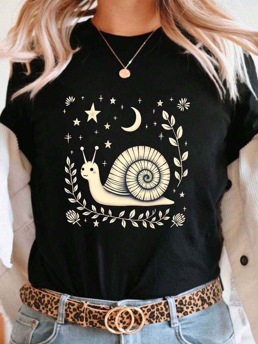 Women's T-Shirt With Astral Snail Print - Short-Sleeved, Round-Neck T-Shirt With Snail And Planet Prints - Medium Stretch, Casual Spring/Summer Style - Machine Washable, Regular Fit, Suitable For Everyday Wear And Themed Occasions. - 黑色 - 查看 1