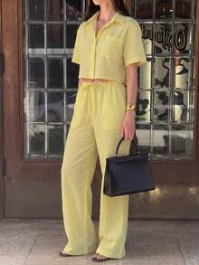Conjunto informal de verano de 2 piezas a rayas amarillas para mujer, con top corto de botones a juego con pantalones anchos de cintura alta, adecuado para vacaciones y uso en casa de manera elegante - Amarillo - Ver 1