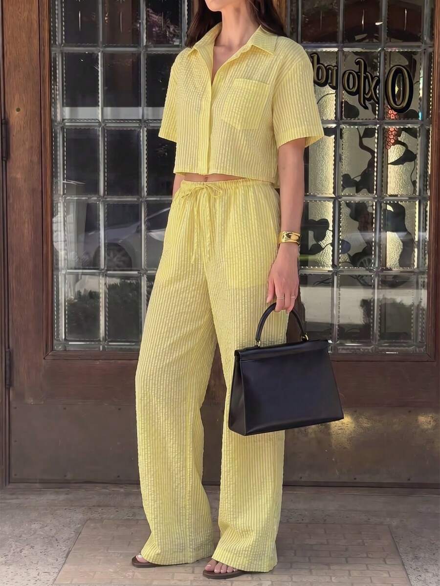 Conjunto informal de verano de 2 piezas a rayas amarillas para mujer, con top corto de botones a juego con pantalones anchos de cintura alta, adecuado para vacaciones y uso en casa de manera elegante - Amarillo - Ver 1