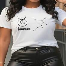 Camiseta de mujer con el signo zodiacal Tauro: una camiseta blanca informal estampada con el símbolo y el patrón del signo Tauro, ideal para cualquier estación. Es el regalo de cumpleaños perfecto para mujeres Tauro, duradera y fácil de cuidar. Un artículo imprescindible para las amantes del zodíaco, con un estampado geométrico. S-XXXL - Blanco - Ver 1