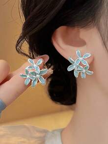 1 Đôi bông tai thời trang thanh lịch, tối giản, tinh tế với thiết kế hoa nhỏ màu xanh lá cây tráng men, phù hợp cho nữ giới đeo hàng ngày, đi làm, đi chơi và dự tiệc. - màu xanh lá - Xem 2