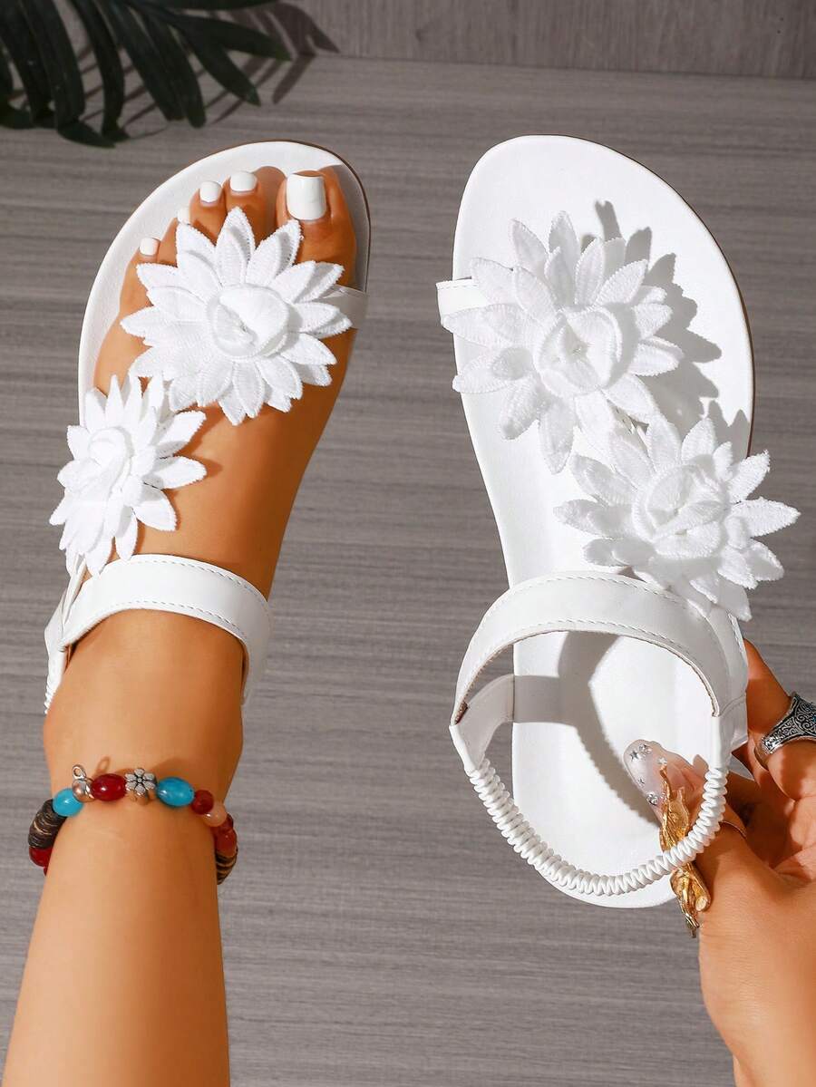 Giày sandal nữ thanh lịch, họa tiết hoa hoạt hình màu trắng, phong cách cổ tích cho mùa hè, thiết kế hở mũi, phần trên và lớp lót bằng vải, đế ngoài chống trượt, đế trong bằng sợi microfiber.