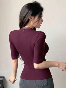 Camiseta casual de verano para mujer con cuello alto, manga corta, ajustada y envolvente, de uso versátil, ropa de vuelta al colegio - Burdeos 2 - Ver 3