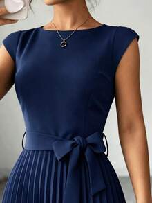 2026 Nuevo vestido de verano de unicolor elegante y casual con cintura anudada y pliegues, para playa/fiesta, vestido elegante verde con pliegues de longitud media para mujer, vestido casual de verano de manga corta, cuello redondo y cintura, corte evasé - Azul marino - Ver 7