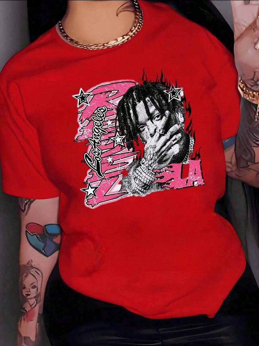 GiftFigura artística de una persona con cabello trenzado rodeada de estrellas y letras vibrantes que evocan la energía urbana de Los ángeles camiseta de mujer 100% algodónSoft - Rojo - Ver 1