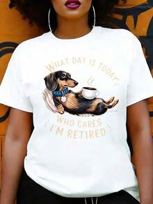 Camiseta de Estilo Casual para Mujer con Diseño de Perro Dachshund con Taza de Café y Texto de "Retirado" para Uso Diario y Tiempo Libre, Regalo Perfecto para Amantes de Perros y Jubilados - Blanco - Ver 1