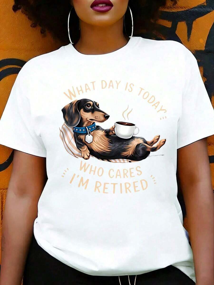 Camiseta de Estilo Casual para Mujer con Diseño de Perro Dachshund con Taza de Café y Texto de "Retirado" para Uso Diario y Tiempo Libre, Regalo Perfecto para Amantes de Perros y Jubilados - Blanco - Ver 1